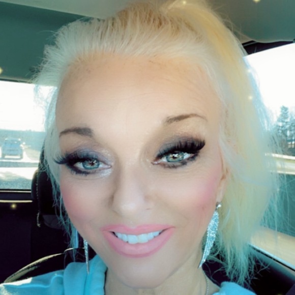 Meet your Posher, Bree - Picture 2 of 5